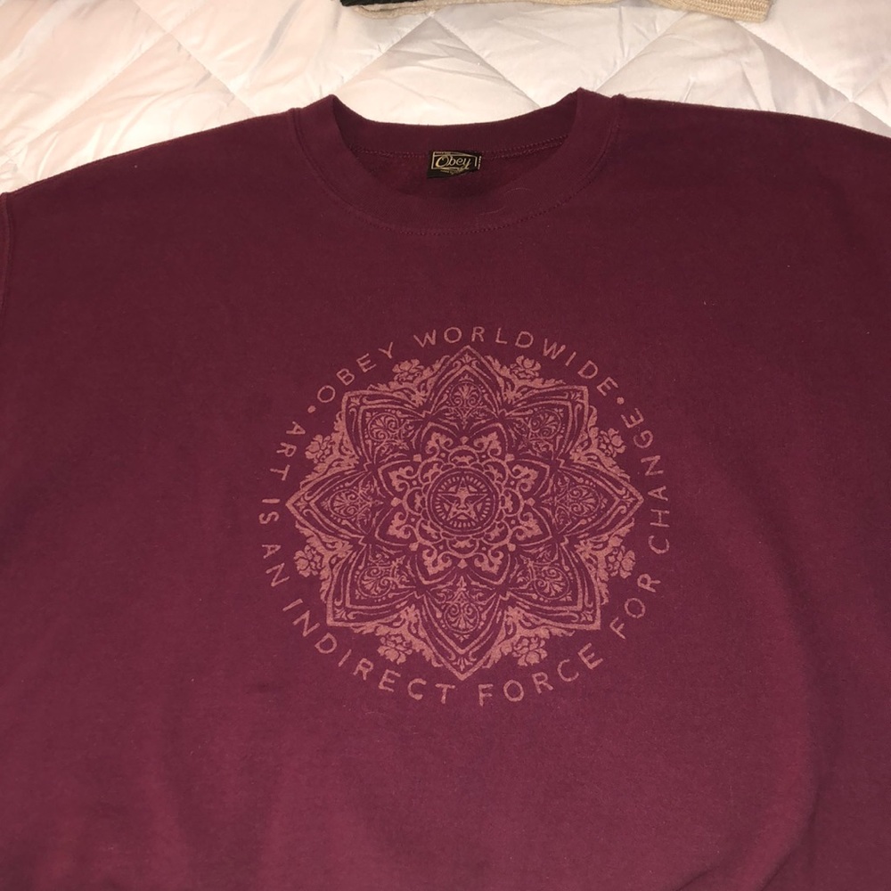 Cute Sweatshirt w/ mandala (Obey)